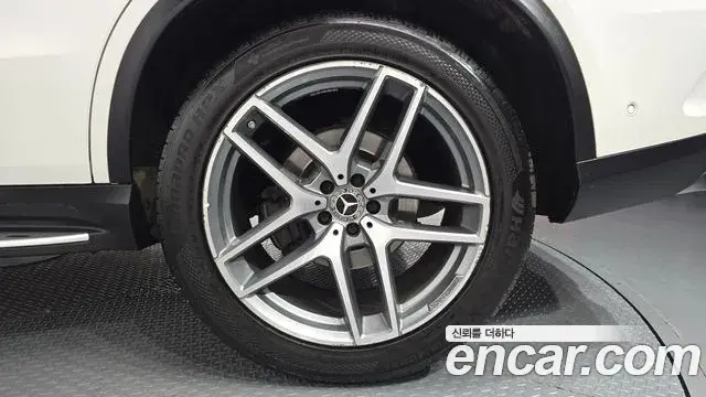 Mercedes-Benz GLE-Class 2018 — Photo 19/37