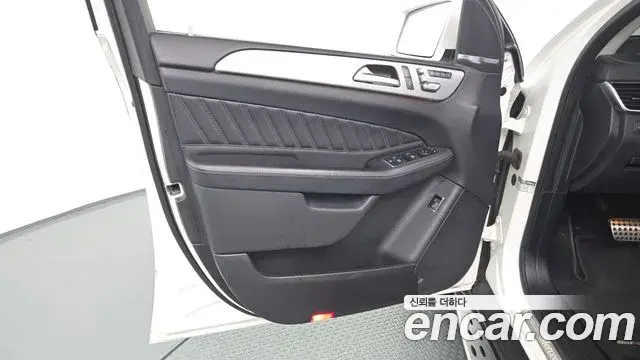 Mercedes-Benz GLE-Class 2018 — Photo 20/37