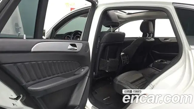 Mercedes-Benz GLE-Class 2018 — Photo 11/37