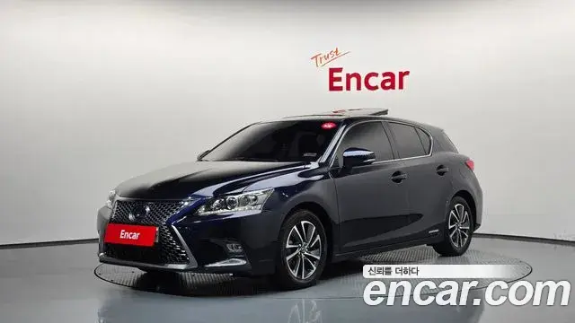 Lexus CT200h 2018 — Photo 1/20