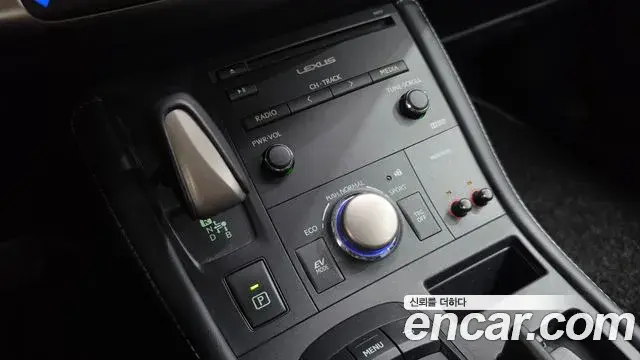 Lexus CT200h 2018 — Photo 9/20