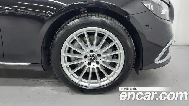 Mercedes-Benz E-Class 2023 — Photo 4/20