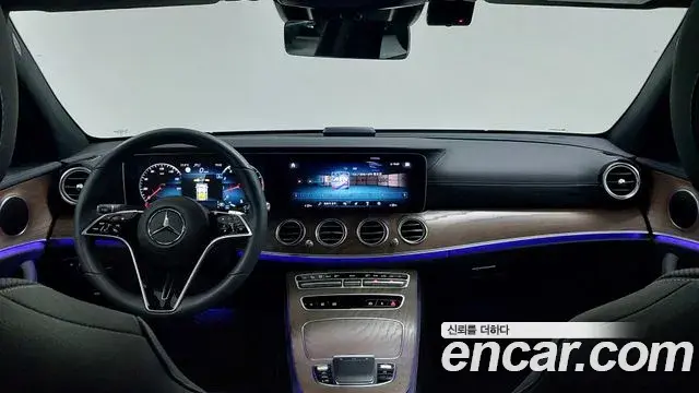 Mercedes-Benz E-Class 2023 — Photo 10/20