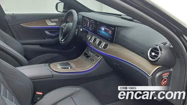 Mercedes-Benz E-Class 2023 — Photo 7/20
