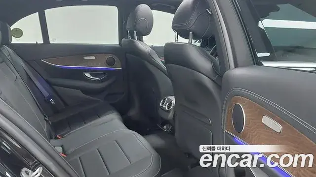 Mercedes-Benz E-Class 2023 — Photo 8/20