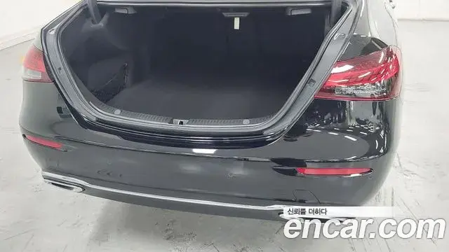 Mercedes-Benz E-Class 2023 — Photo 11/20