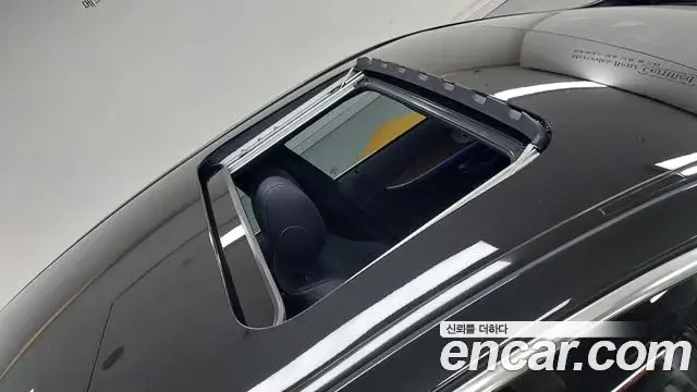 Mercedes-Benz E-Class 2023 — Photo 12/20