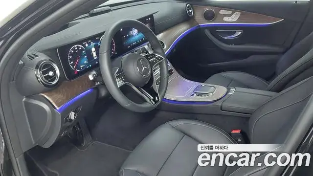 Mercedes-Benz E-Class 2023 — Photo 13/20