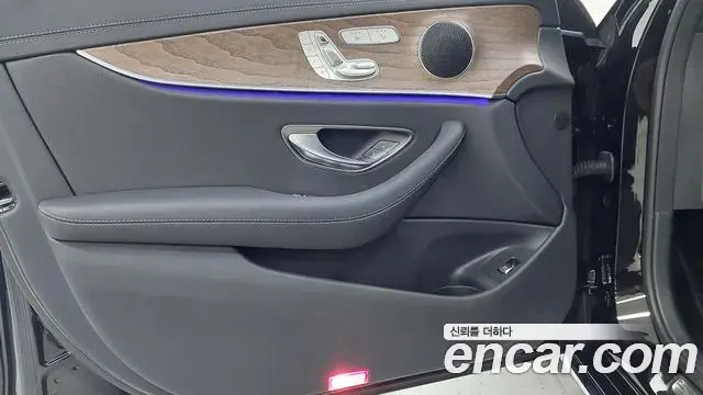 Mercedes-Benz E-Class 2023 — Photo 15/20