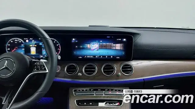 Mercedes-Benz E-Class 2023 — Photo 16/20