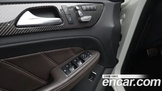 Mercedes-Benz GLE-Class 2019 — Photo 1/35
