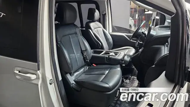 Hyundai Staria 2023 — Photo 12/20