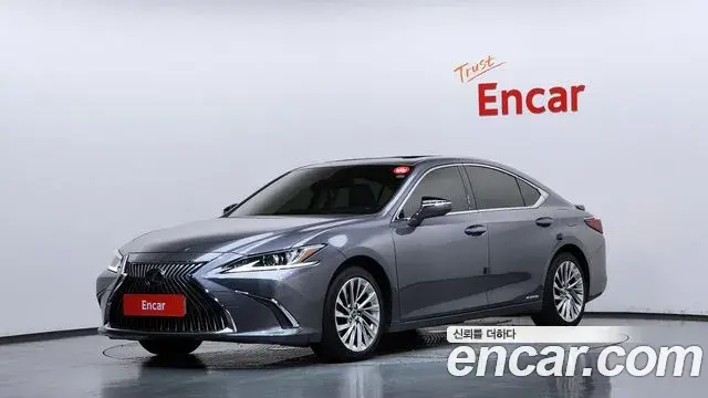 Lexus ES300h 2021 — Photo 1/20