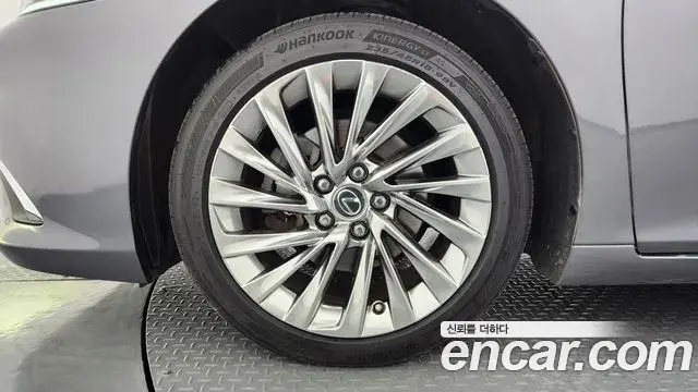 Lexus ES300h 2021 — Photo 5/20