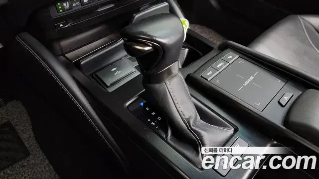 Lexus ES300h 2021 — Photo 9/20