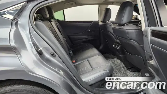 Lexus ES300h 2021 — Photo 11/20