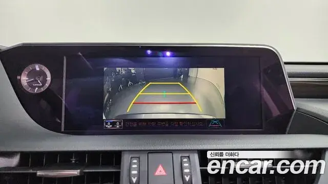 Lexus ES300h 2021 — Photo 14/20