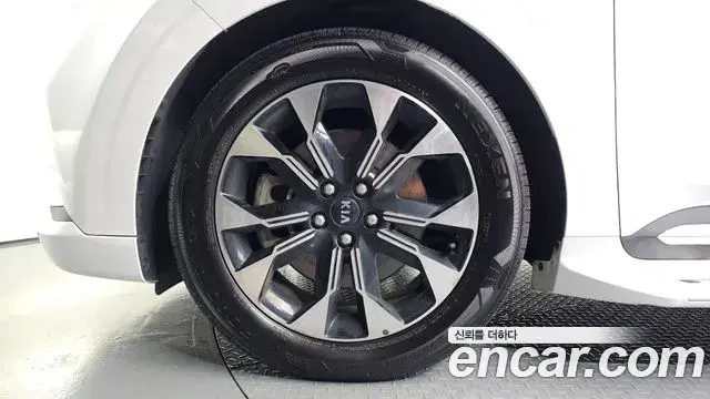 Kia Carnival 2021 — Фото 5/20