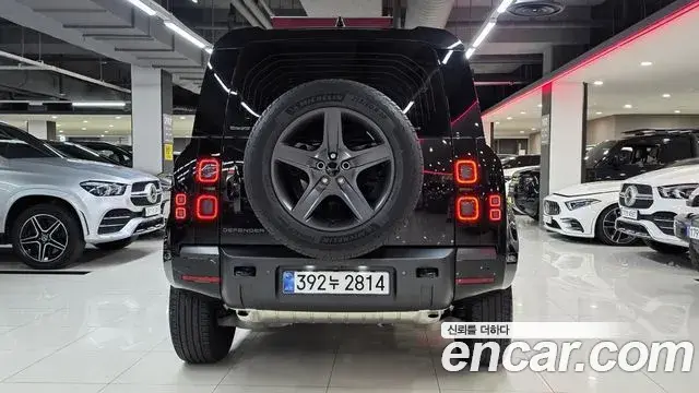 Land Rover Defender 2025 — Photo 9/20