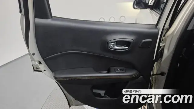 Jeep Compass 2019 — ფოტო 15/31
