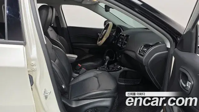 Jeep Compass 2019 — ფოტო 19/31