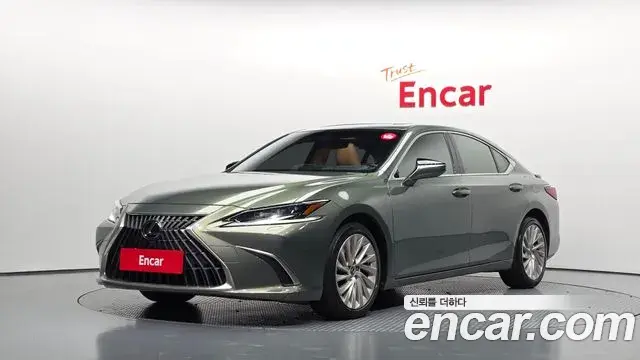 Lexus ES300h 2023 — Photo 1/20