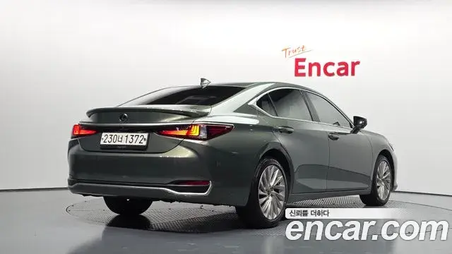 Lexus ES300h 2023 — Photo 2/20