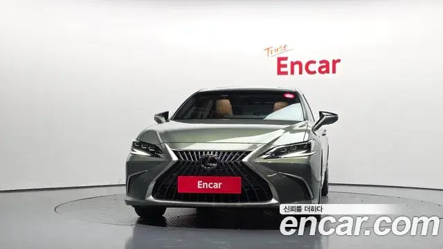 Lexus ES300h 2023 — Photo 3/20