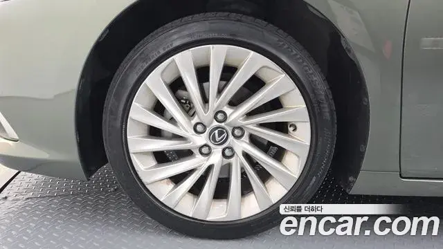 Lexus ES300h 2023 — Photo 5/20