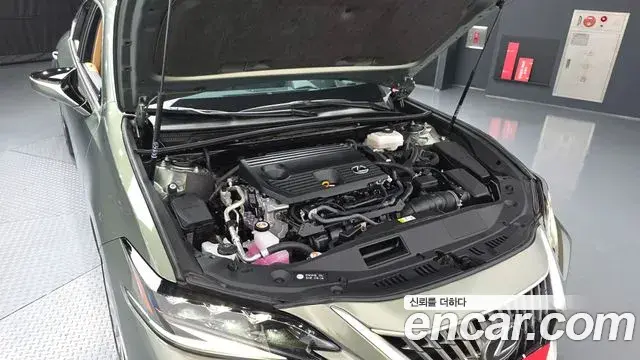 Lexus ES300h 2023 — Photo 6/20