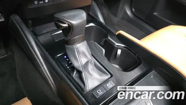 Lexus ES300h 2023 — Photo 9/20