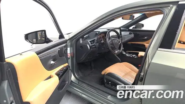 Lexus ES300h 2023 — Photo 10/20