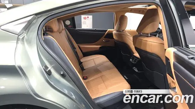 Lexus ES300h 2023 — Photo 12/20