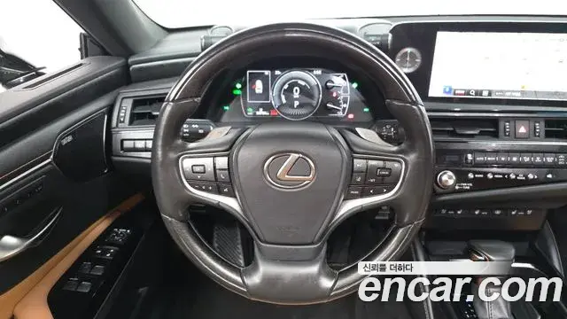 Lexus ES300h 2023 — Photo 13/20