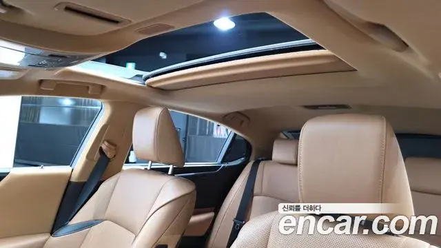 Lexus ES300h 2023 — Photo 19/20