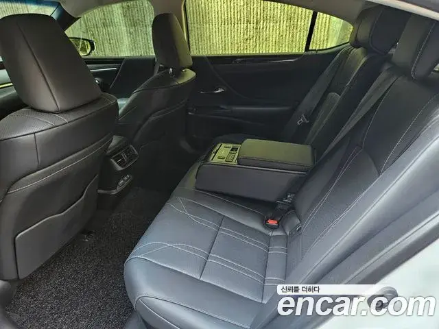 Lexus ES300h 2019 — Photo 5/20