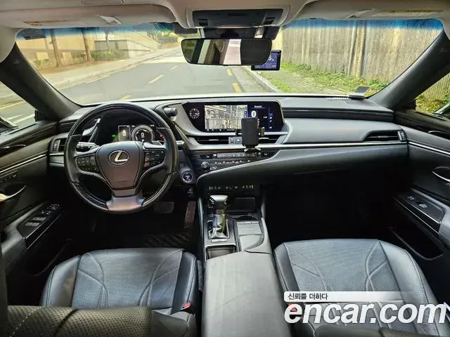 Lexus ES300h 2019 — Photo 9/20