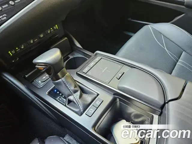 Lexus ES300h 2019 — Photo 8/20
