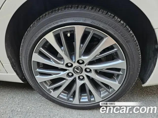 Lexus ES300h 2019 — Photo 12/20