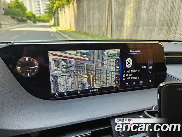 Lexus ES300h 2019 — Photo 16/20