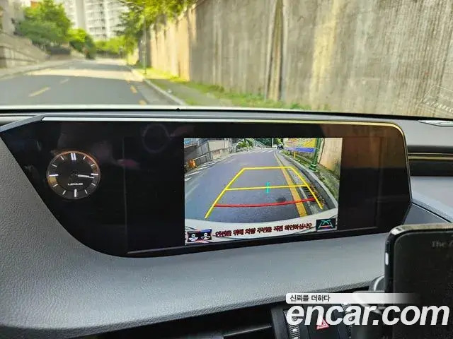 Lexus ES300h 2019 — Photo 17/20