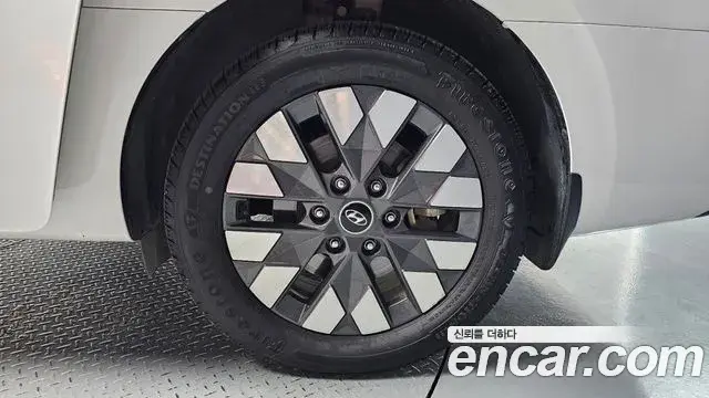 Hyundai Staria 2024 — Photo 5/20
