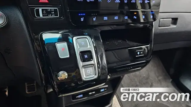 Hyundai Staria 2024 — Photo 9/20