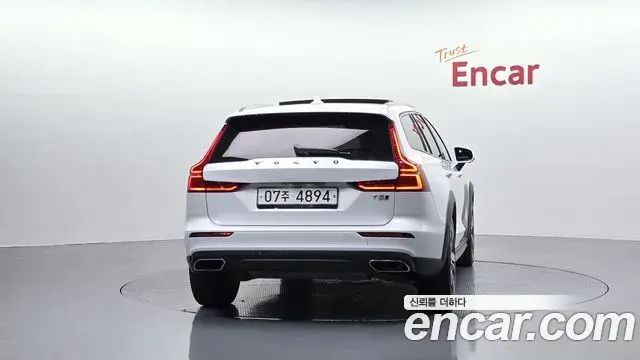 Volvo V60 Cross Country 2019 — Фото 4/20