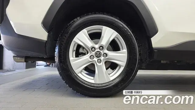 Toyota RAV4 2019 — Photo 9/20