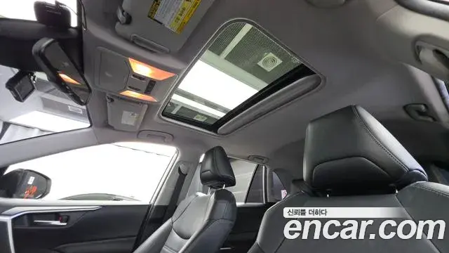 Toyota RAV4 2019 — Photo 8/20