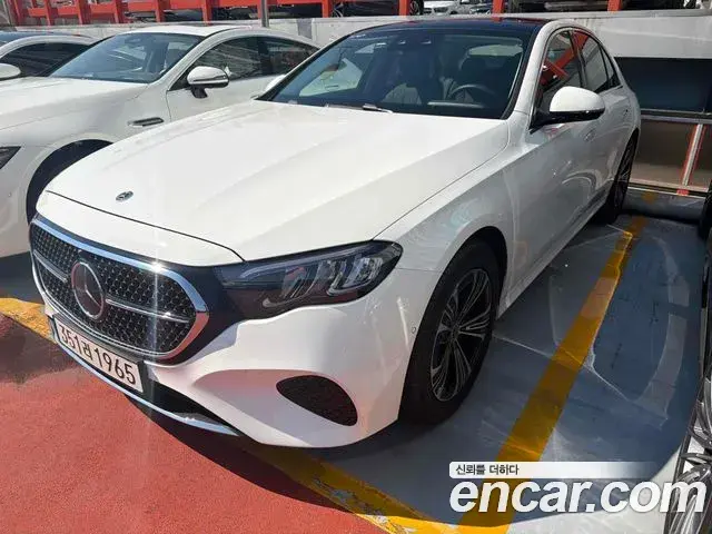Mercedes-Benz E-Class 2025 — Photo 1/2