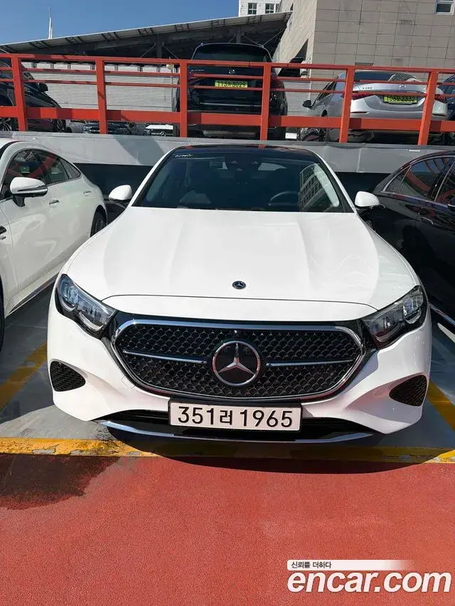 Mercedes-Benz E-Class 2025 — Photo 2/2