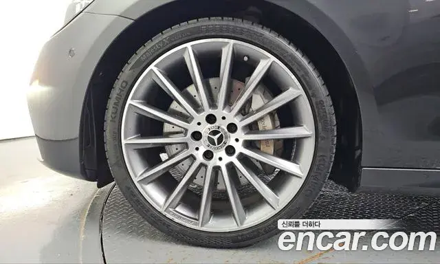 Mercedes-Benz E-Class 2021 — Photo 5/20