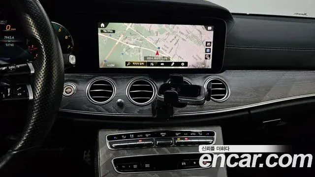 Mercedes-Benz E-Class 2021 — Photo 13/20